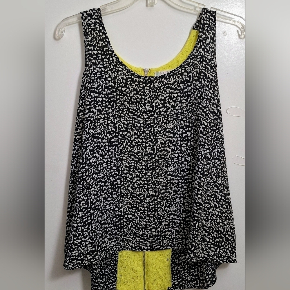 Trapeze Black and White Print Top With Yellow Lace Insert - Picture 5 of 5